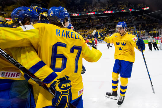 Sveriges Adrian Kempe jublar med lagkamraterna