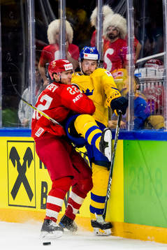 Sveriges Filip Forsberg tacklas av Rysslands Stanislav