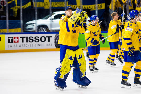 Sveriges målvakt Magnus Hellberg tackar publiken
