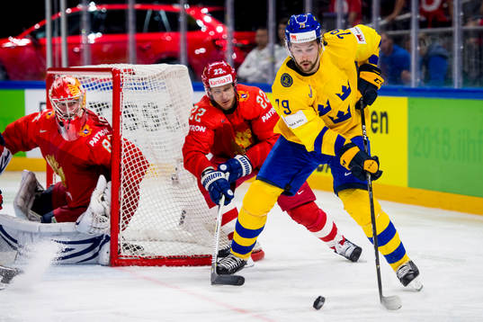 Sveriges Filip Forsberg pressas av Rysslands Nikita Zaitsev