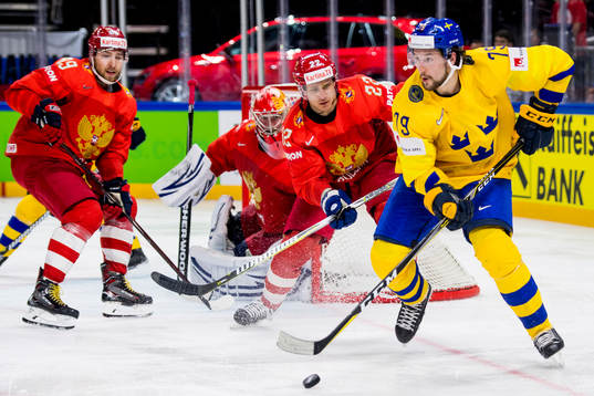 Sveriges Filip Forsberg och Rysslands Nikita Nesterov,