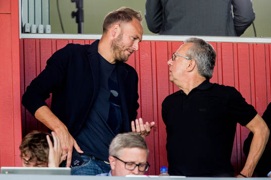 Andreas Granqvist på läktaren innan fotbollsmatchen i