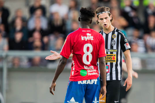 Landskronas Adi Nalic i diskussion med Helsingborgs Mamudu
