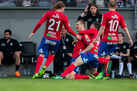 Helsingborgs Andri Runar Bjarnason jublar med lagkamrater
