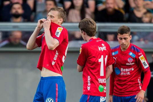 Helsingborgs Andri Runar Bjarnason kysser klubbmärket