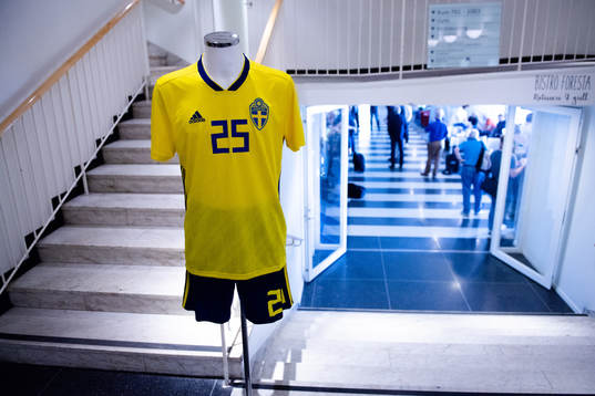 En matchtröja vid entrén före en presskonferens anordnad
