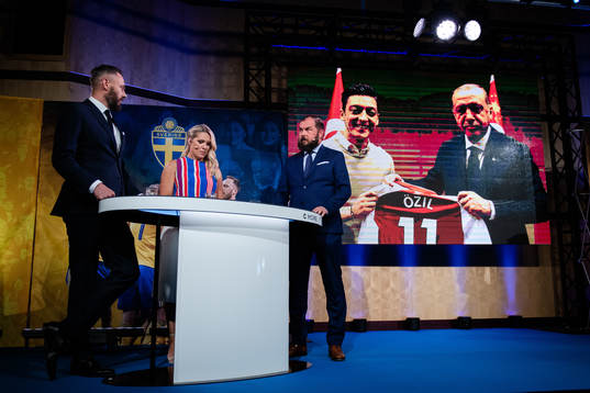 Cmores Olof Lundh, Anna Brolin och Axén diskuterar en bild