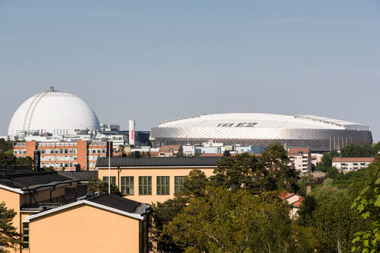 Exteriör av Globen och Tele2 Arena innan fotbollsmatchen i