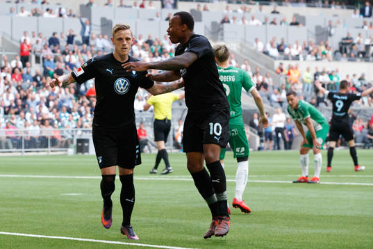 Malmö FFs Sören Rieks jublar med Carlos Strandberg