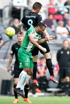 Hammarbys Serge-Junior Martinsson Ngouali i nickduell med