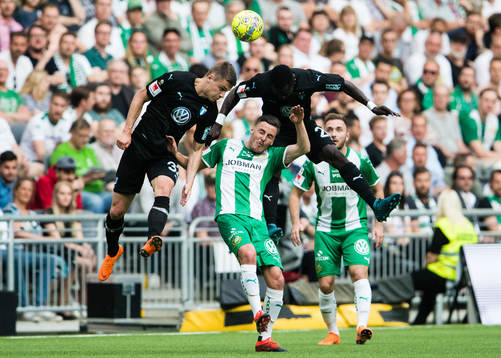 Hammarbys Jeppe Andersen i en nickduell med Malmö FFs