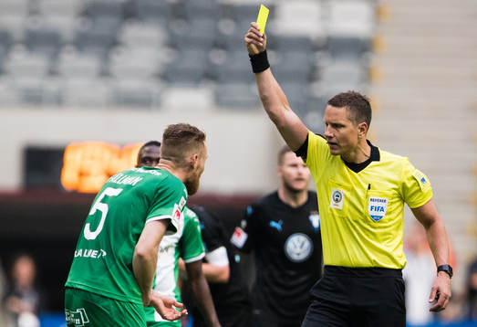 Hammarbys David Fällman får ett gultkort av domare Martin