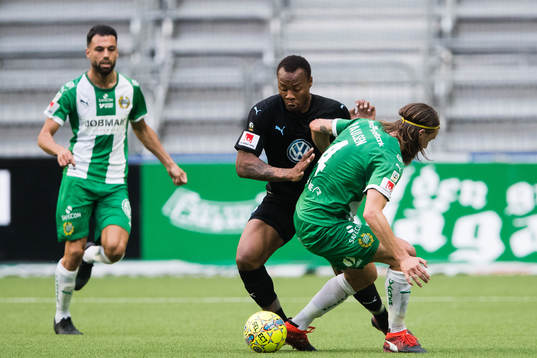 Malmö FFs Carlos Strandberg i kamp om bollen med Hammarbys