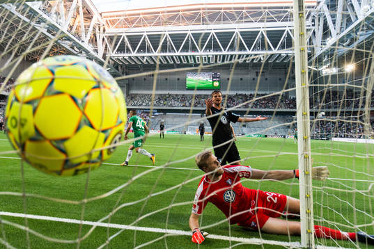 Hammarbys Nicola Djurdjic gör 2-2 på nick förbi Malmö