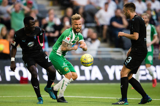Malmö FFs Bonke Innocent och Egzon Binaku försvarar sig