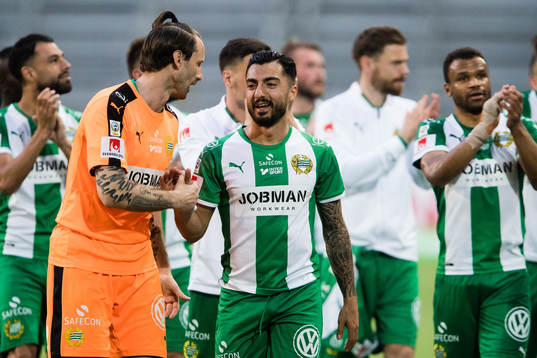 Hammarbys målvakt Johan Wiland och Jiloan Hamad jublar