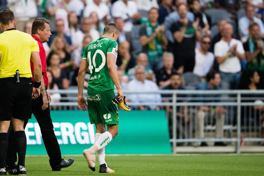Hammarbys Nikola Djurdjic kliver av plan med lindad fot