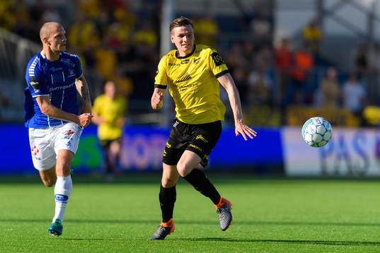 Joackim J?rgensen of Sarpsborg 08 and Kristjan Floki
