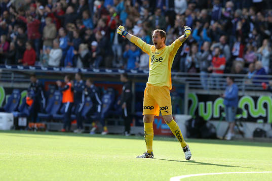 Iven Austbø from Viking celebrates