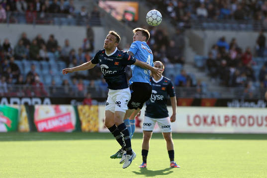 Fredrik Torsteinbø from Viking in against Axel Kryger from