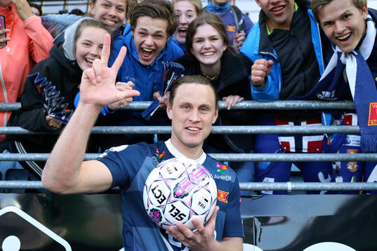 Tommy Høiland of Viking celebrates with the matchball and