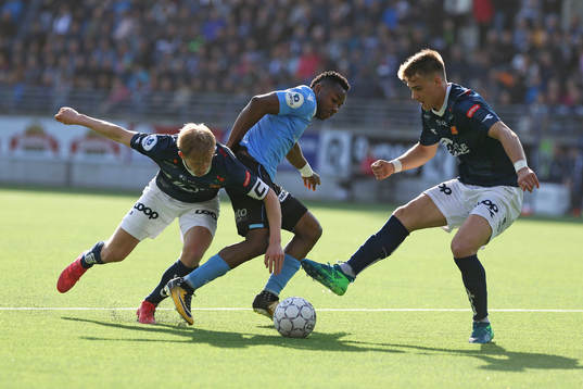 Onyekachi Ugwuadu from Sandnes in action against Viljar