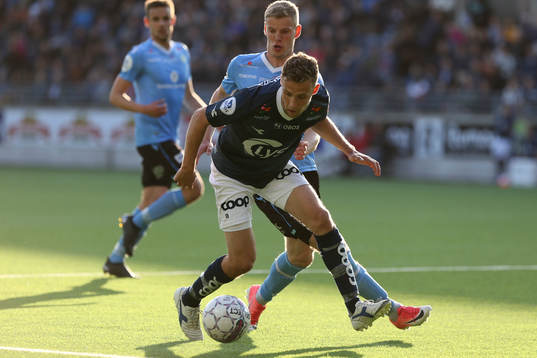 Fredrik Torsteinbø from Viking in action against Ari