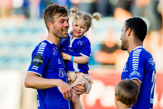 Patrick Mortensen of Sarpsborg 08 with his daughter