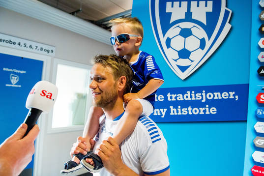 Ole Jørgen Halvorsen of Sarpsborg 08 with his son