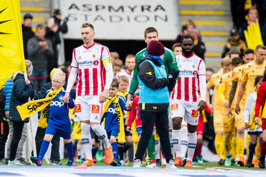 Magnar Ødegaard of Tromsø and the other players of
