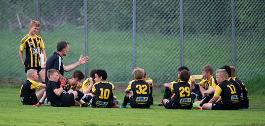 Tränaren Magnus Lindgren instruerar i ungdomsmatchen