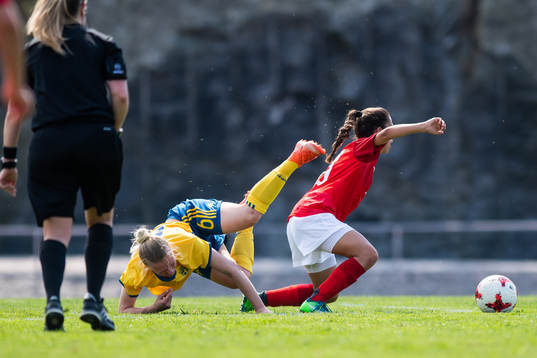 Sveriges Thea Bergsten faller
