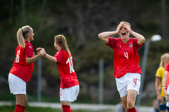 Österrikes Leonie Salzgeber jublar