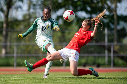 Sveriges målvakt Eshirendah Mukasa och Österrikes Lilli