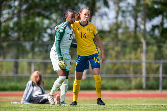 Sveriges målvakt Eshirendah Mukasa och Louise Matsgård