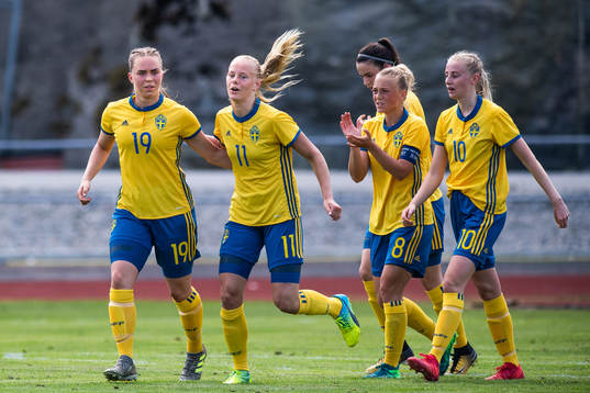 Sveriges Nina Koppang jublar med målskytten till 1-0 Hanna
