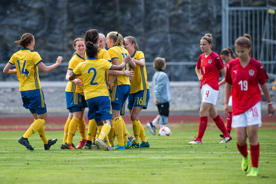 Sveriges spelare jublar med målskytten till 1-0 Hanna
