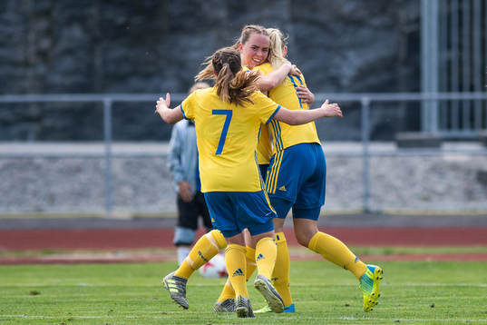 Sveriges Felicia Saving och Nina Koppang jublar med