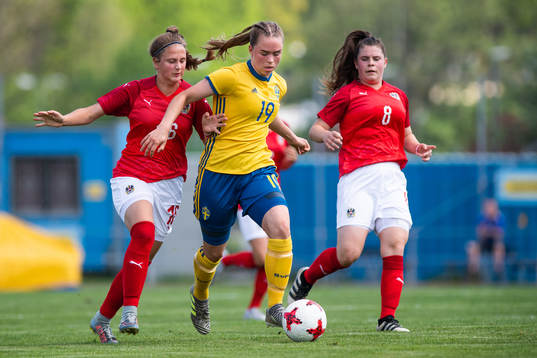 Österrikes Viktoria Sommer i kamp om bollen med Sveriges