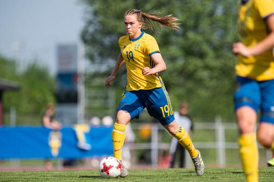 Sveriges Hanna Ekengren driver bollen