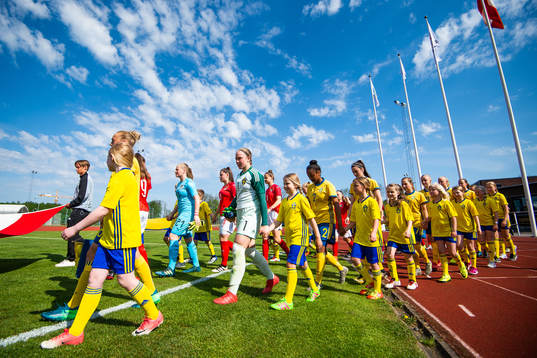 Österrikes och Sveriges spelare går in på plan