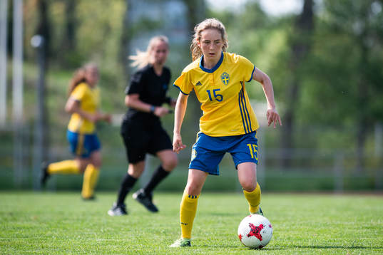 Sveriges Matilda Eriksson Kristell driver bollen