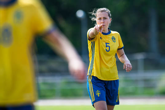 Sveriges Ella Smith Ygfeldt gestikulerar