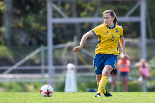 Sveriges Ella Smith Ygfeldt gestikulerar