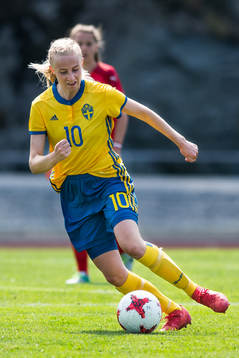 Sveriges Hanna Stokki driver bollen