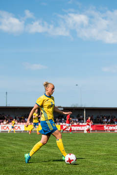 Sveriges Hanna Bennison driver bollen