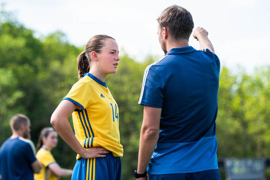 Sveriges Louise Matsgård får instruktioner av