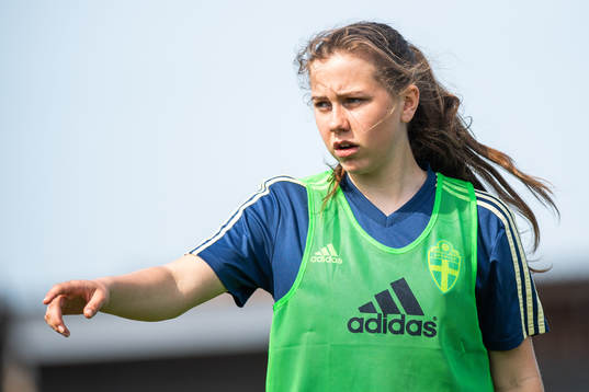 Ella Smith Ygfeldt i halvtidspaus