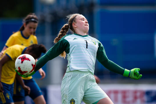 Sveriges målvakt Sofia Hjern kastar ut bollen