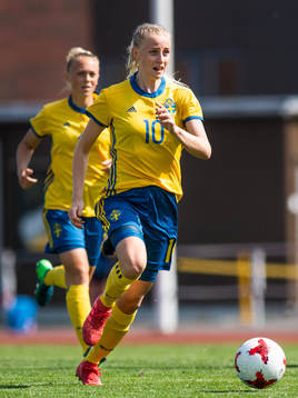 Sveriges Hanna Stokki driver bollen